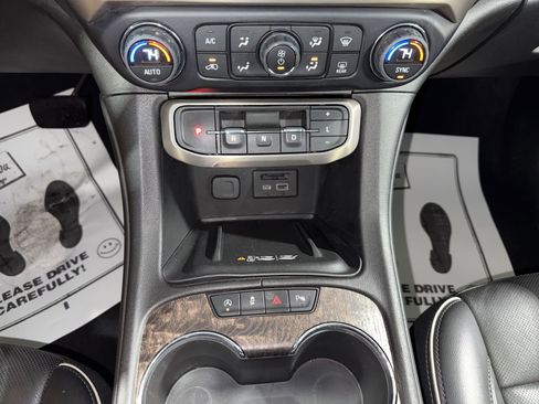Used 2022 GMC Acadia Denali image 31