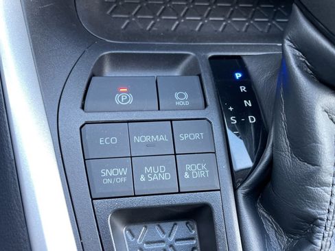 Used 2022 Toyota RAV4 LE image 17