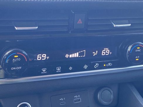 Used 2022 Nissan Rogue SV image 16