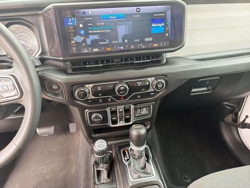 Certified 2025 Jeep Gladiator Sport AWD/4WD image 24