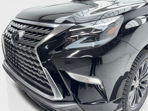 Used 2023 Lexus GX 460 Premium w/ Accessory Package image 5