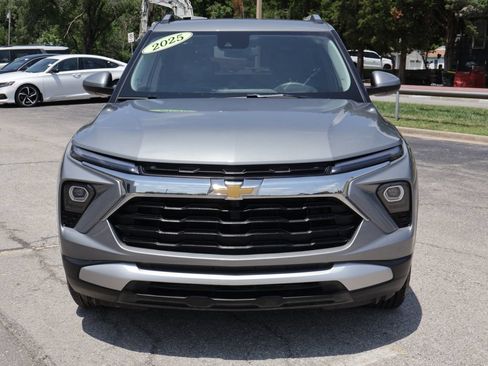 Used 2025 Chevrolet TrailBlazer LT AWD/4WD image 2