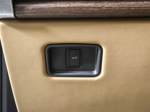 Used 2024 Land Rover Range Rover Long Wheelbase SE image 26