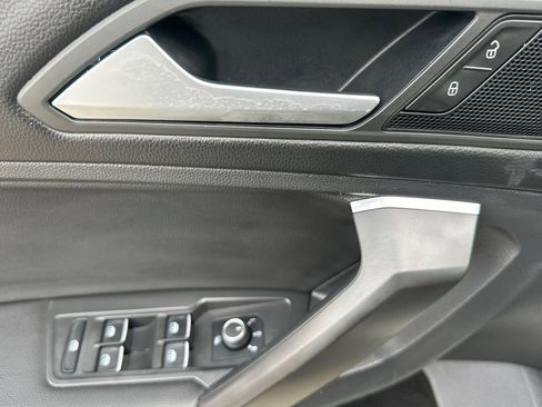 Used 2021 Volkswagen Tiguan SE w/ Panoramic Sunroof Package image 11