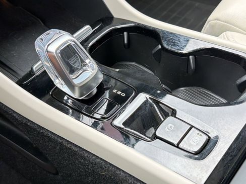 Used 2024 Volvo XC40 B5 Plus w/ Protection Package Premier image 18