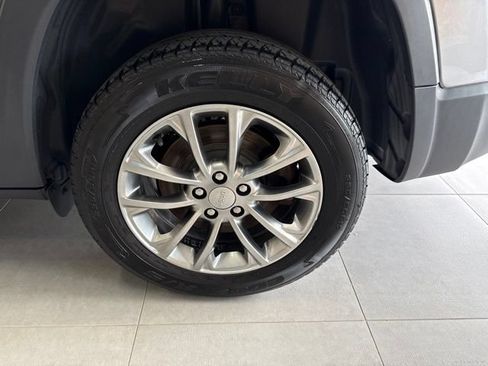 Used 2019 Jeep Cherokee Latitude Plus AWD/4WD image 14