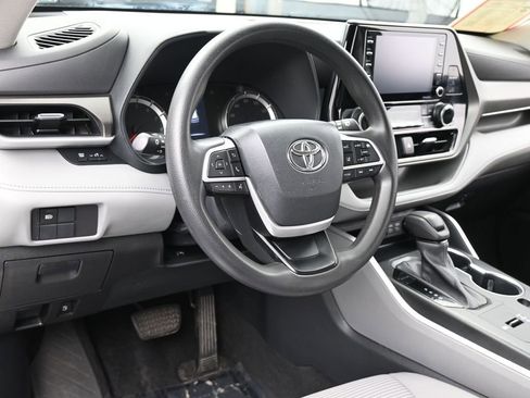 Used 2022 Toyota Highlander L image 13