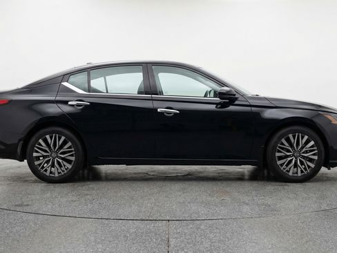Used 2025 Nissan Altima 2.5 SV image 11