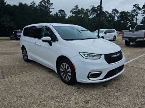 Used 2023 Chrysler Pacifica Touring-L FWD image 2