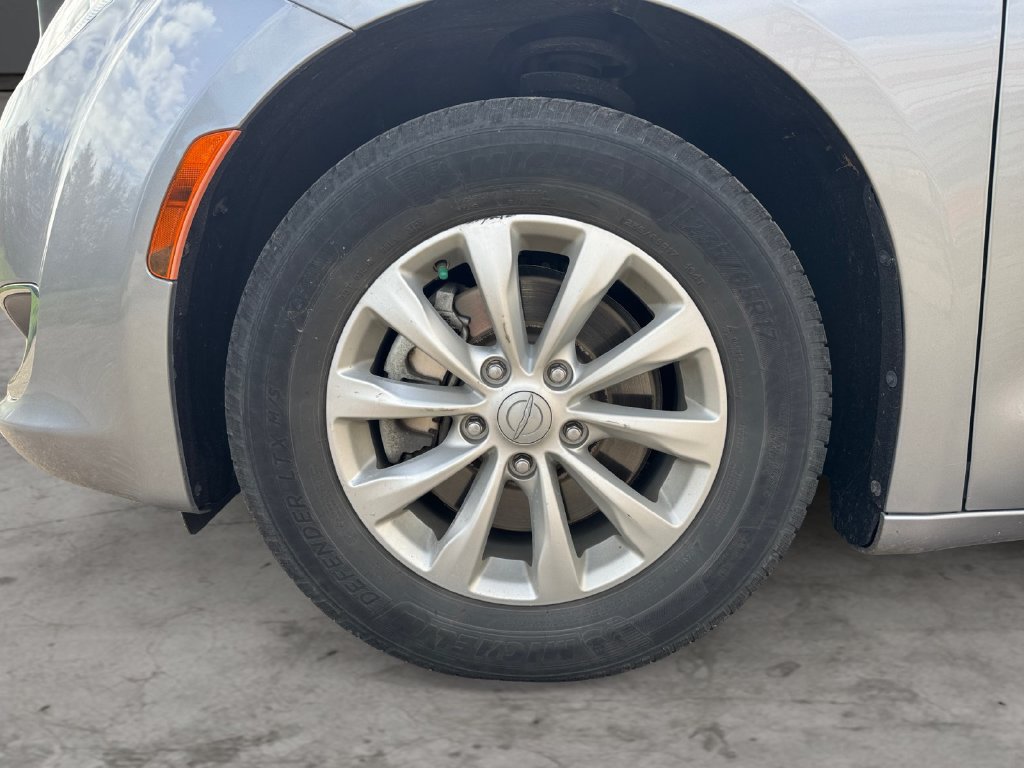Used 2019 Chrysler Pacifica Touring-L FWD image 9
