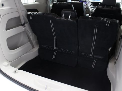 Used 2023 Chrysler Pacifica Touring-L FWD image 16
