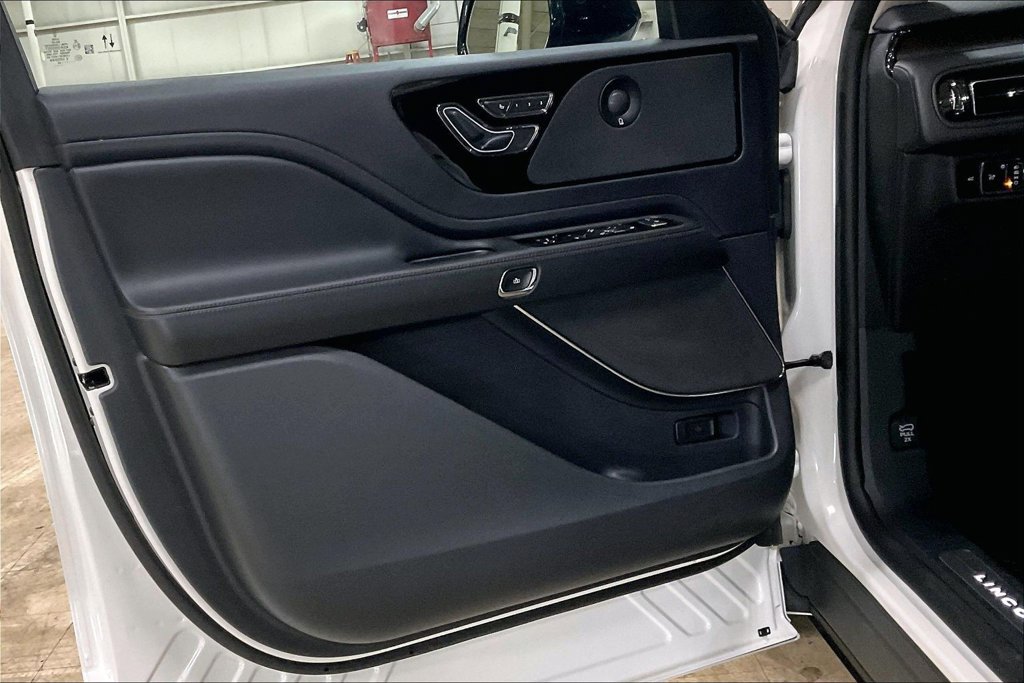 Used 2025 Lincoln Aviator Reserve w/ Jet Appearance Package AWD/4WD image 22