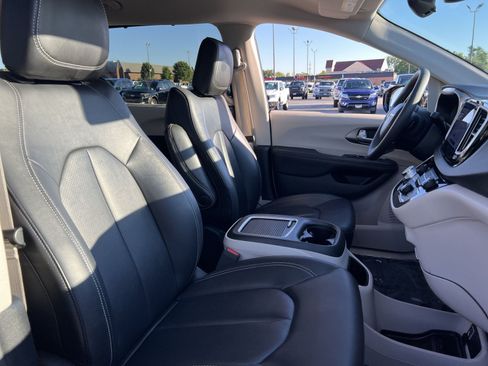Used 2024 Chrysler Pacifica Touring-L FWD image 26