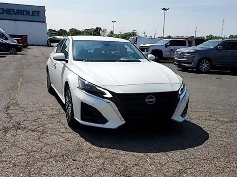 Used 2023 Nissan Altima 2.5 SV image 4