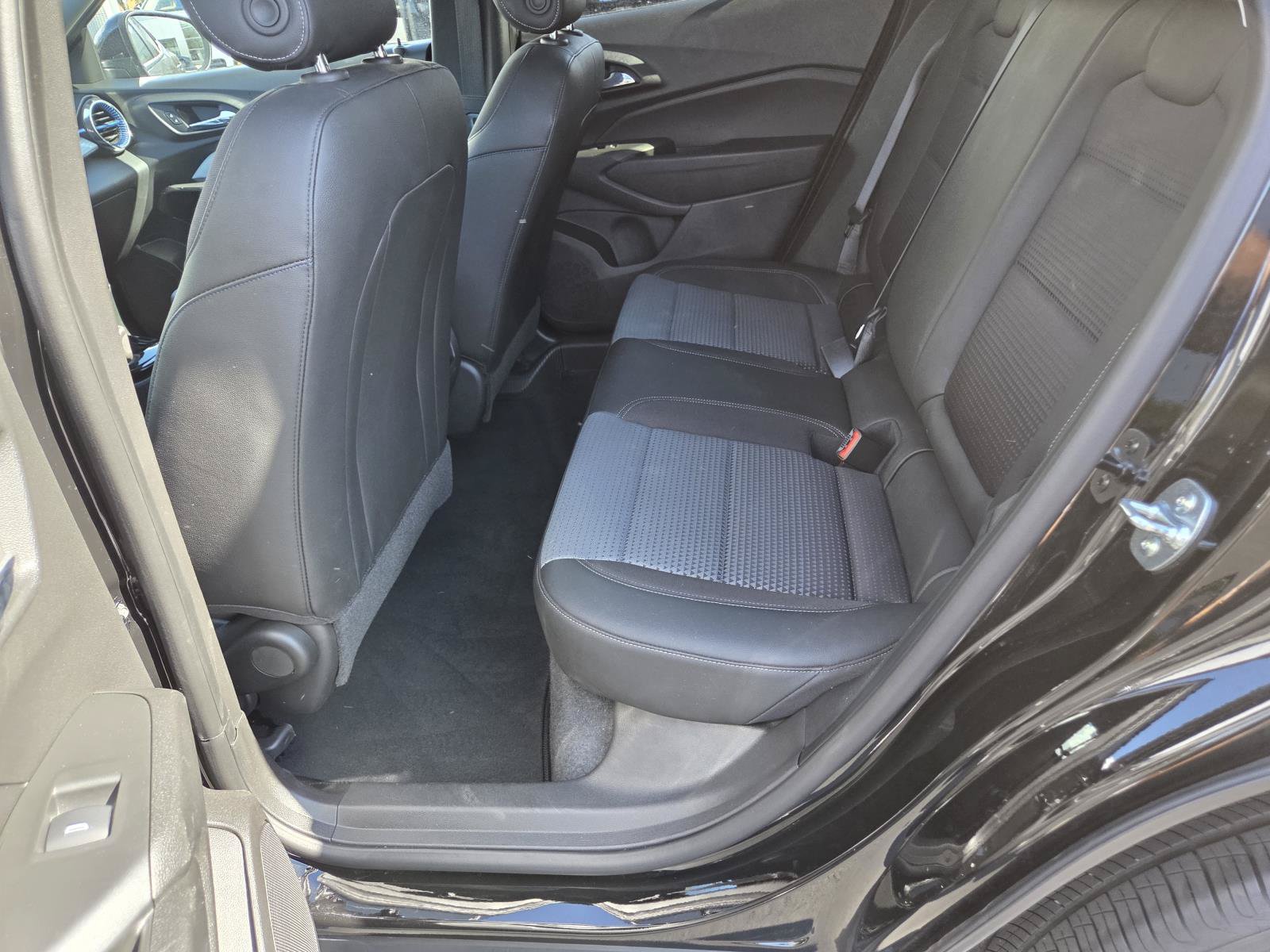 Used 2025 Chevrolet Trax LT w/ LT Convenience Package FWD image 13