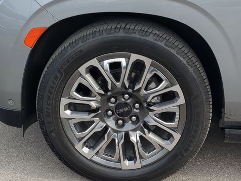 Used 2023 GMC Yukon XL Denali Ultimate image 9