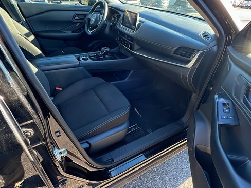Used 2024 Nissan Rogue S image 19