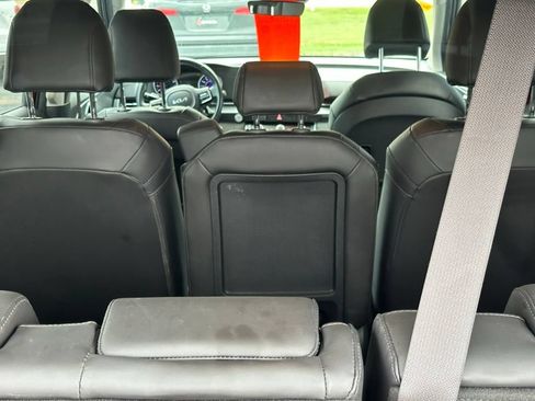 Used 2022 Kia Carnival LX FWD image 9