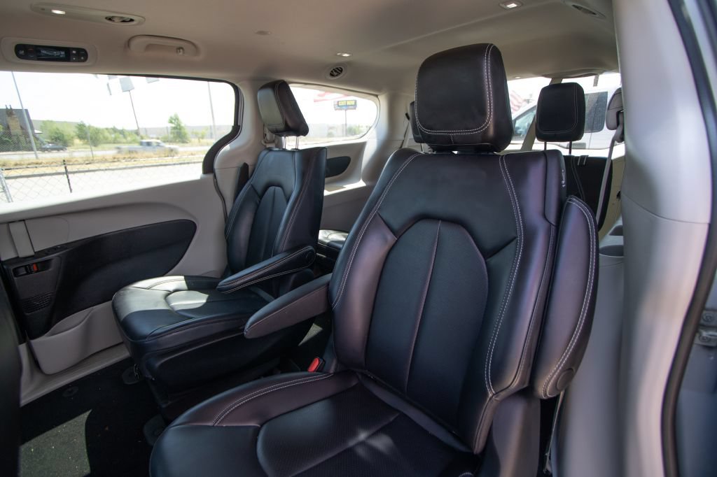 Used 2023 Chrysler Pacifica Touring-L FWD image 11