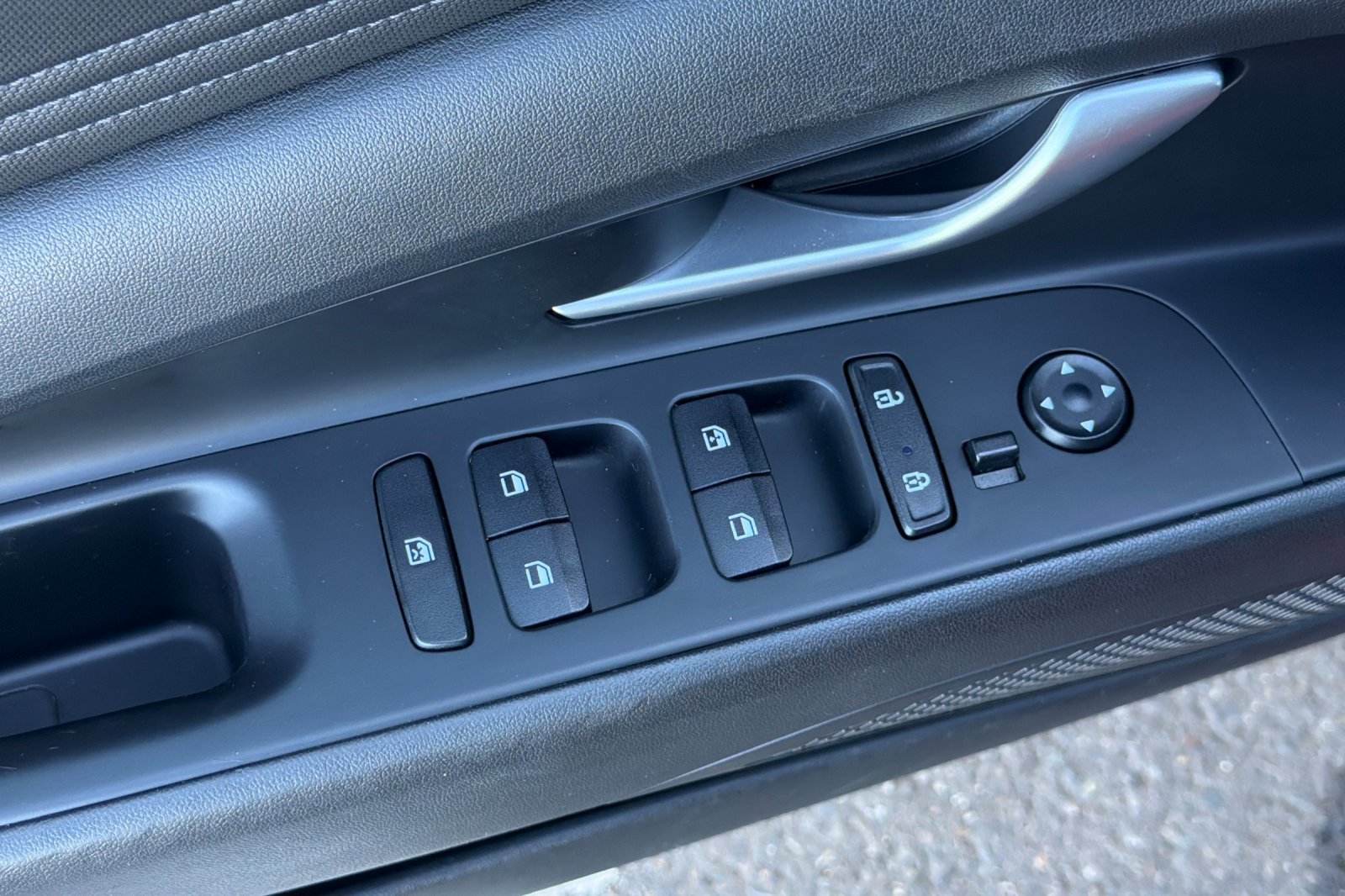 Used 2023 Hyundai Elantra Limited FWD image 17