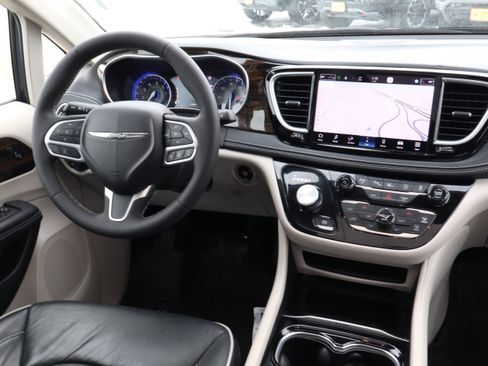 Used 2023 Chrysler Pacifica Limited w/ Trailer Tow Group image 10