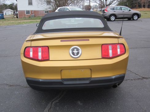Used 2010 Ford Mustang Convertible image 6