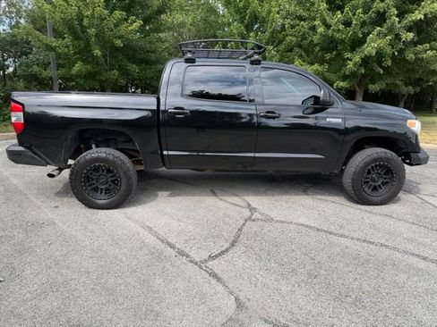 Used 2017 Toyota Tundra 4x4 CrewMax image 2