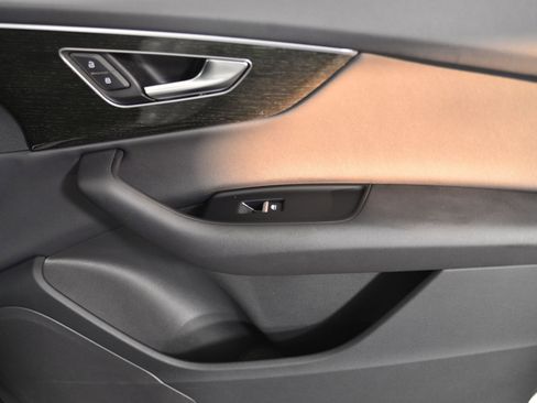 Used 2022 Audi Q7 Premium w/ Convenience Package image 9