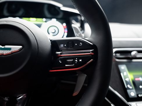 Used 2025 Aston Martin V8 Vantage Coupe RWD image 44