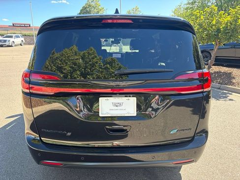 Used 2023 Chrysler Pacifica Touring-L w/ S Appearance Package FWD image 4