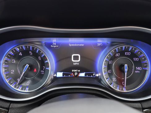Used 2016 Chrysler 300 C image 9
