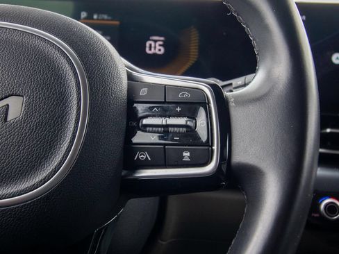 Used 2025 Kia Carnival FWD image 27