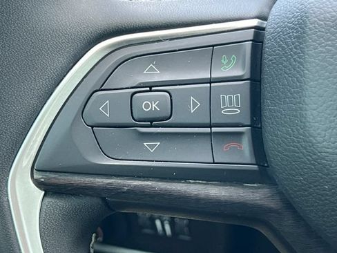 Used 2023 Jeep Grand Cherokee L Limited AWD/4WD image 23