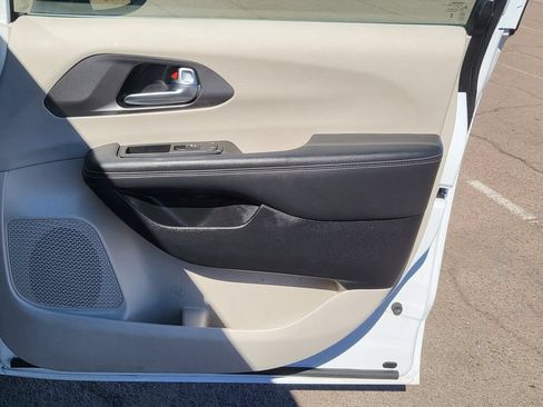 Used 2024 Chrysler Pacifica Limited FWD image 18