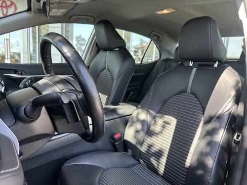 Certified 2020 Toyota Camry SE image 9