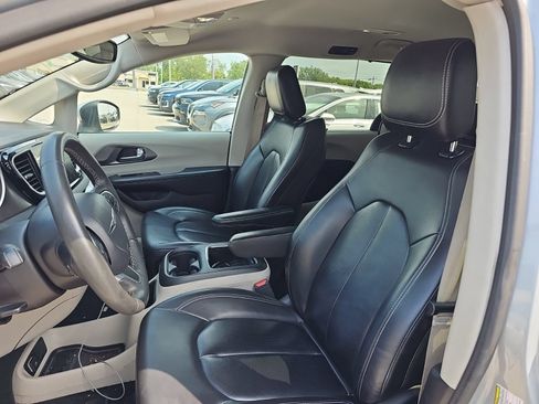 Used 2023 Chrysler Pacifica Touring-L FWD image 6