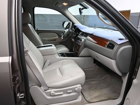 Used 2013 Chevrolet Suburban LT RWD image 9