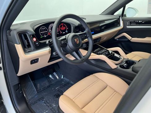 Used 2025 Porsche Cayenne Coupe image 4