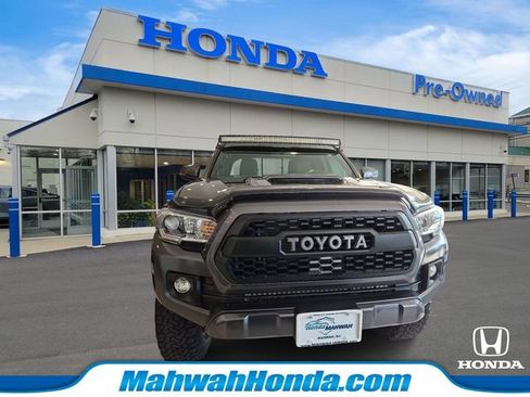 Used 2016 Toyota Tacoma TRD Sport AWD/4WD image 2