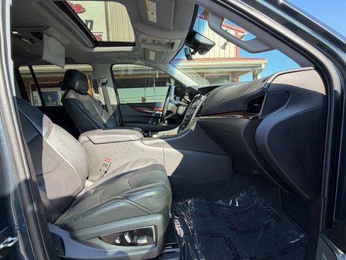 Used 2019 Cadillac Escalade ESV Luxury RWD image 32