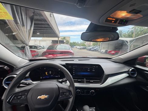 Used 2025 Chevrolet Trax LT FWD image 32