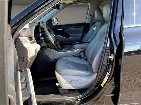 Used 2022 Toyota Highlander XLE AWD/4WD image 23
