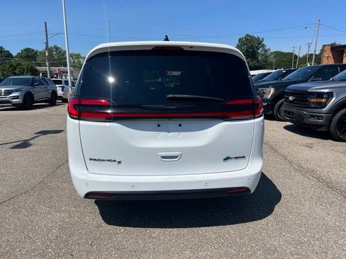 Used 2024 Chrysler Pacifica Limited FWD image 5