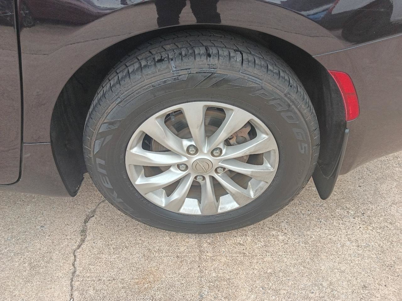 Used 2017 Chrysler Pacifica Touring w/ Tire & Wheel Group FWD image 28