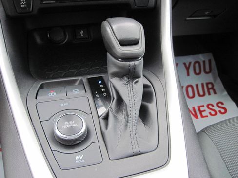 Used 2022 Toyota RAV4 LE image 16