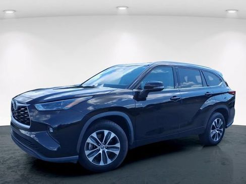 Used 2022 Toyota Highlander XLE FWD image 2