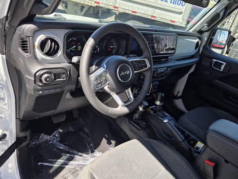 Certified 2025 Jeep Wrangler Sahara image 9