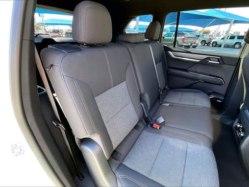 Used 2025 GMC Acadia Elevation image 19