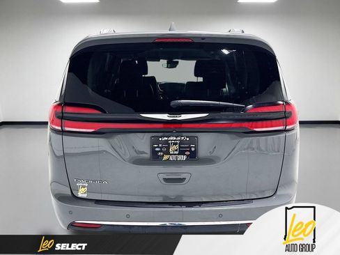 Used 2022 Chrysler Pacifica Touring-L FWD image 9