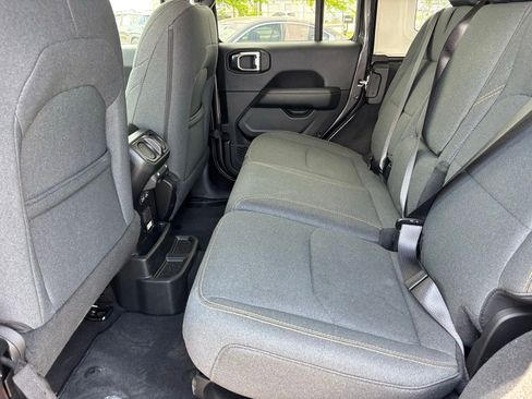 Used 2025 Jeep Wrangler Unlimited Sahara AWD/4WD image 6